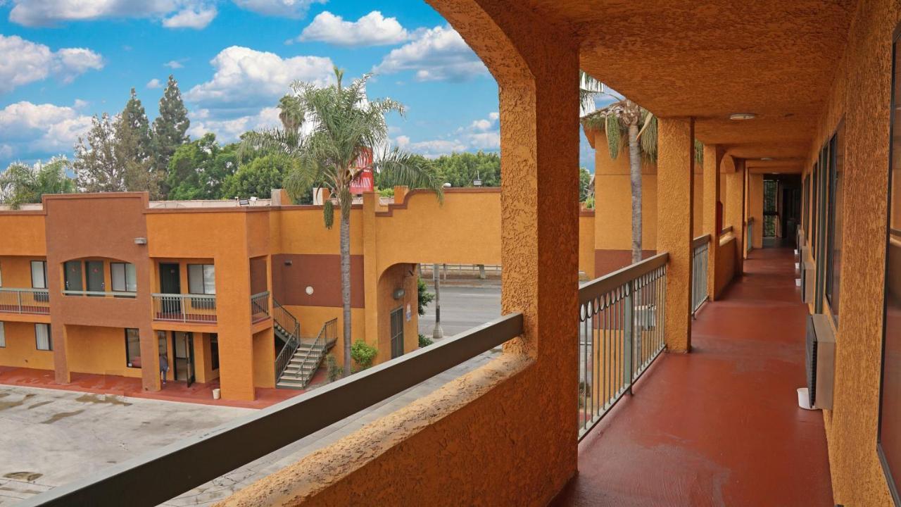 Travel Plaza Inn Compton Bagian luar foto