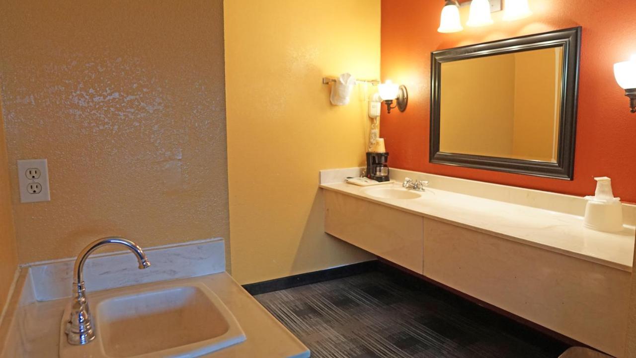 Travel Plaza Inn Compton Bagian luar foto